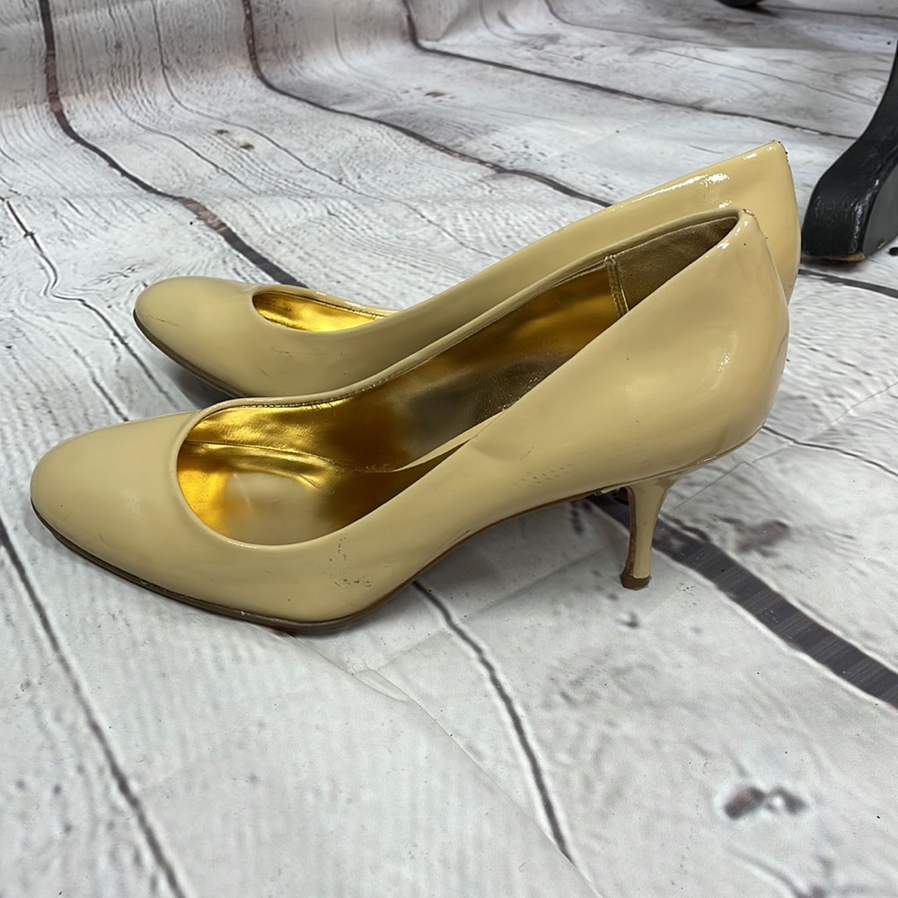Coach buttery yellow tan patent leather kitten heels shoes - Picture 4 of 11